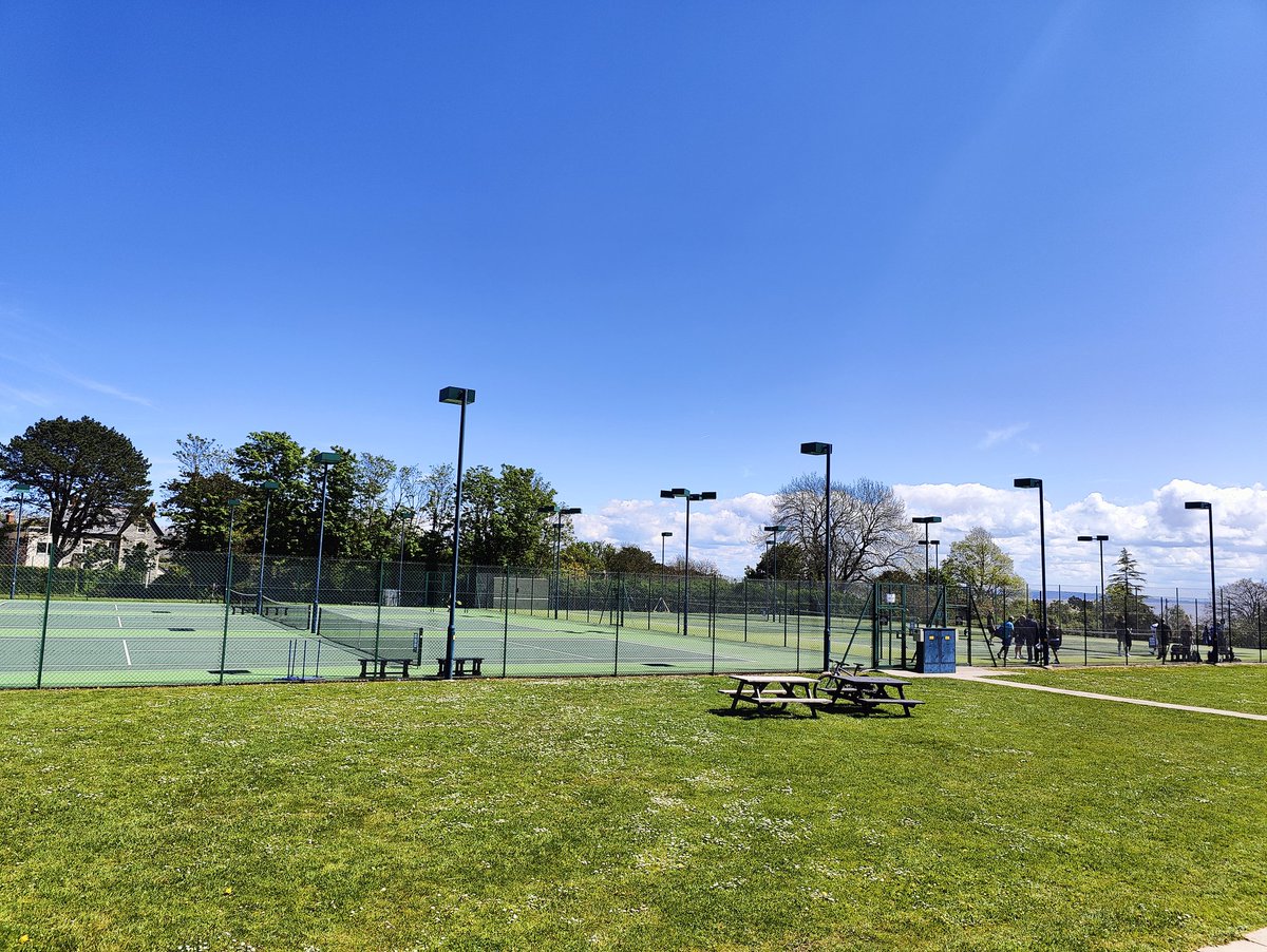 So lovely to see the sun today and play tennis @penarthltc 

The sun is as strong now as it is in August so don't forget the suncream! 
Oak tree pollen now in peak season, and some grass pollen too. ☀️🎾