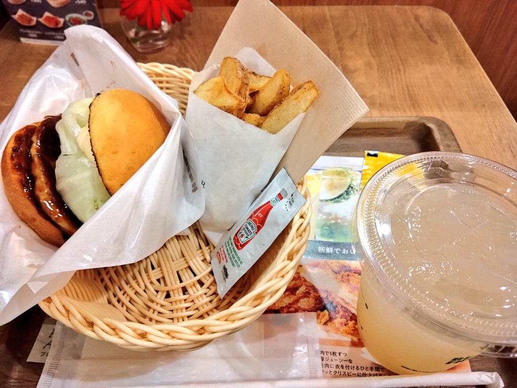 #めいガーデン

テリヤキバーガー
北海道ポテト
グレープフルーツジュース

ユーチューブで
フレッシュネスバーガーを食べてる動画を見て
食べたくなったんだ

美味しかった！満足です😄