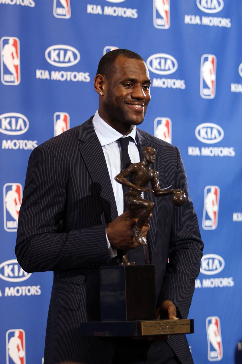 Un día como hoy, hace 15 años, LeBron James ganaba su primer MVP:

Sus promedios fueron:

👑 28,4puntos
👑 7,6 rebotes
👑 7,2 asistencias 

Lideró a los Cavs hasta un récord de 66-16