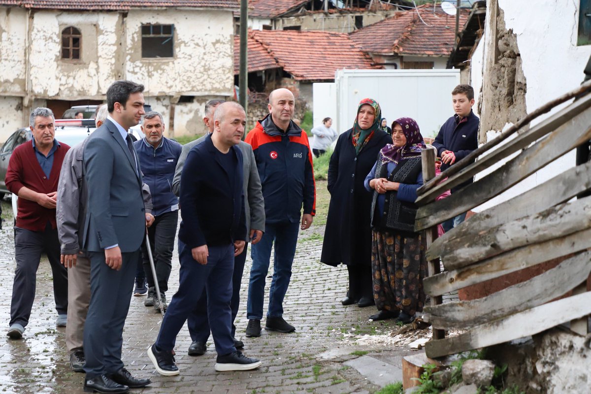 Valimiz @numanhatipoglu, depremden etkilenen Sulusaray ilçemizi ziyaret ederek konteyner kurulum çalışmalarını yerinde inceledi.