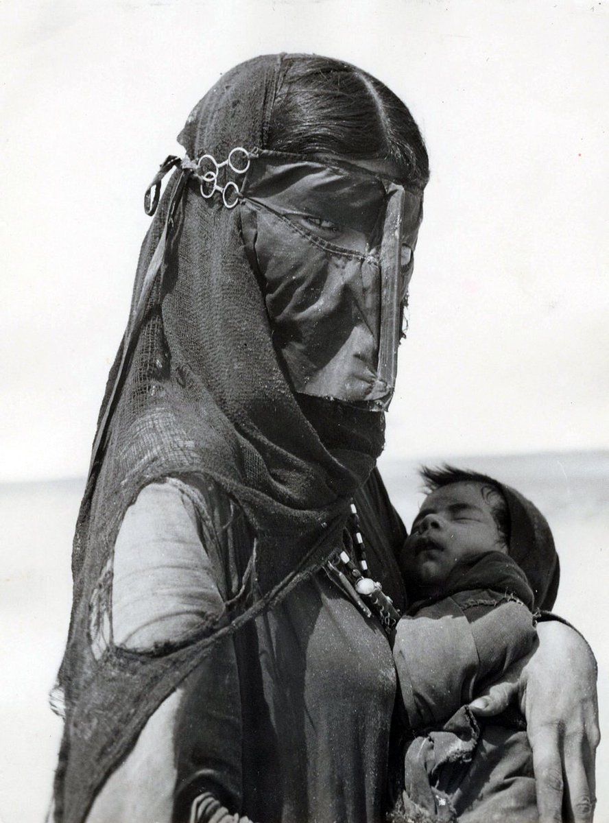 🇸🇦 Bedouin Mother with her baby, Saudi Arabia, 1948. Ph. Ilo Battigeli