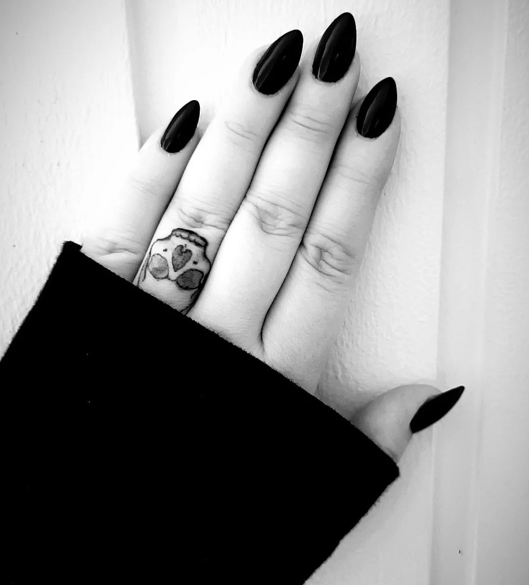 Other women: wearing spring/summer clothes and getting their sparkly, bright coloured manicures. Me: Nope... 💅💀🖤 #black #manicure #fvckthesummer