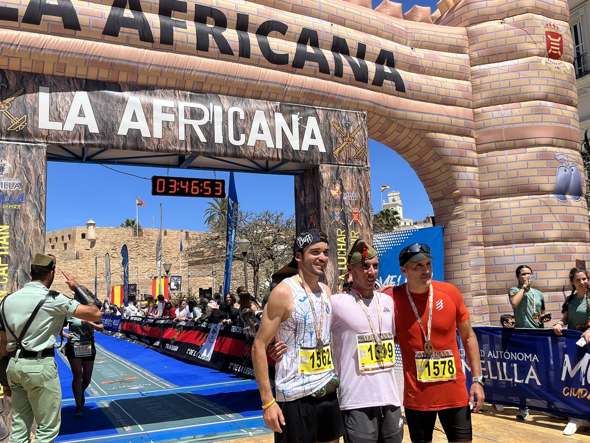 🔵 La <a href="/AfricanaCarrera/">Carrera Africana</a> ya tiene a sus ganadores en la modalidad de 50km. 

📸🏆 Están han sido las fotos de familia que se han realizado los tres primeros clasificados: Edu Calderay, Jairo Sánchez y Ramón Canela.