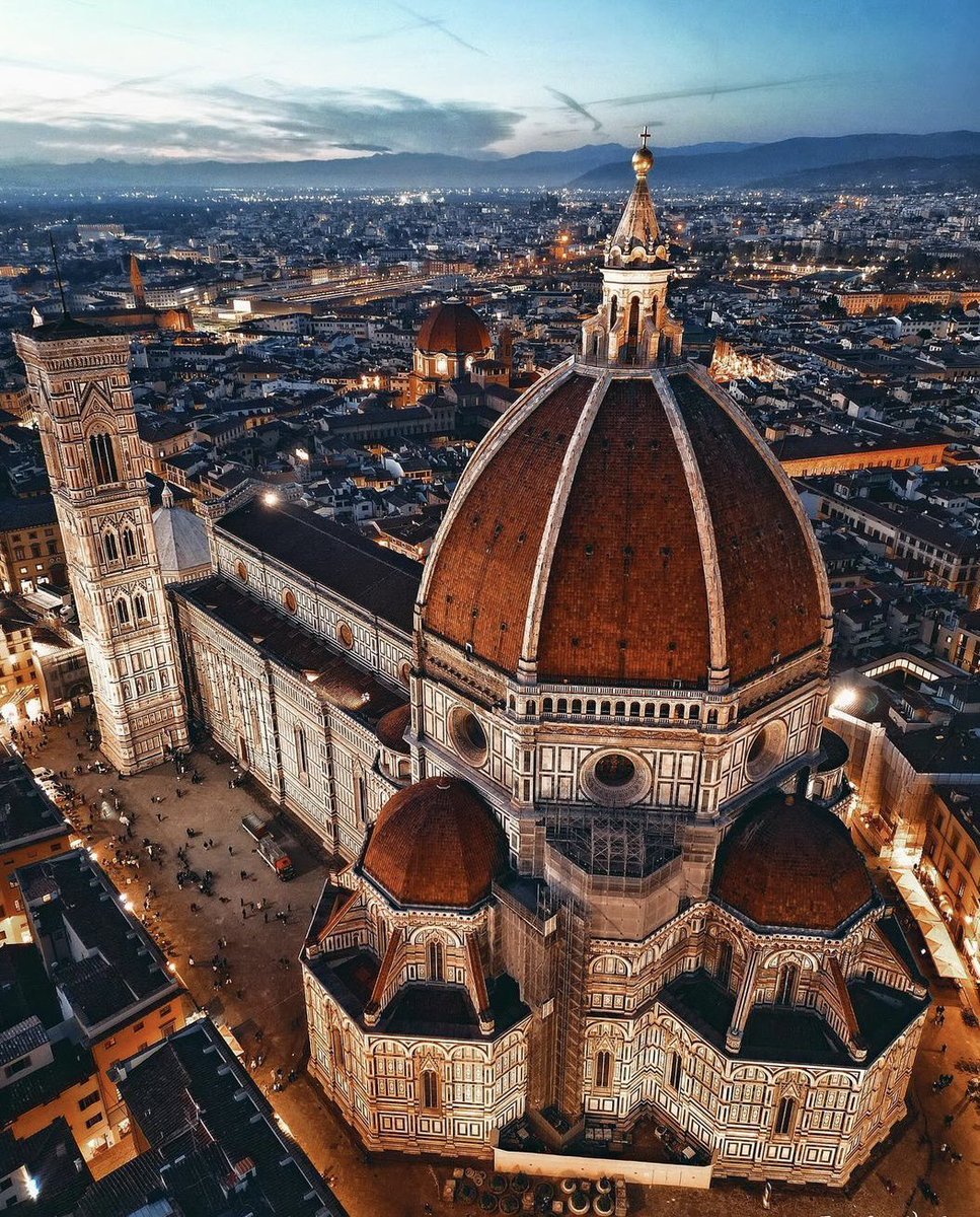 Characterized by its pointed arches, ribbed vaults and flying buttresses, Gothic architecture embodies a sense of verticality and divine transcendence.

Gothic Cathedrals around Europe, - a thread 🧵

1. Santa Maria del Fiore, Italy 🇮🇹