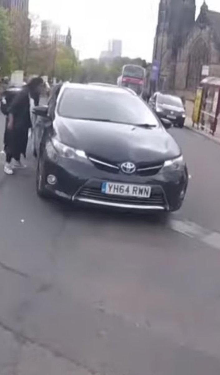 Warning to parents this car is driving around #headingley #Leeds6 trying to pick up young girls beware of its presence in your area, foreign people driving around today report to police if you see this car a danger to the children around you