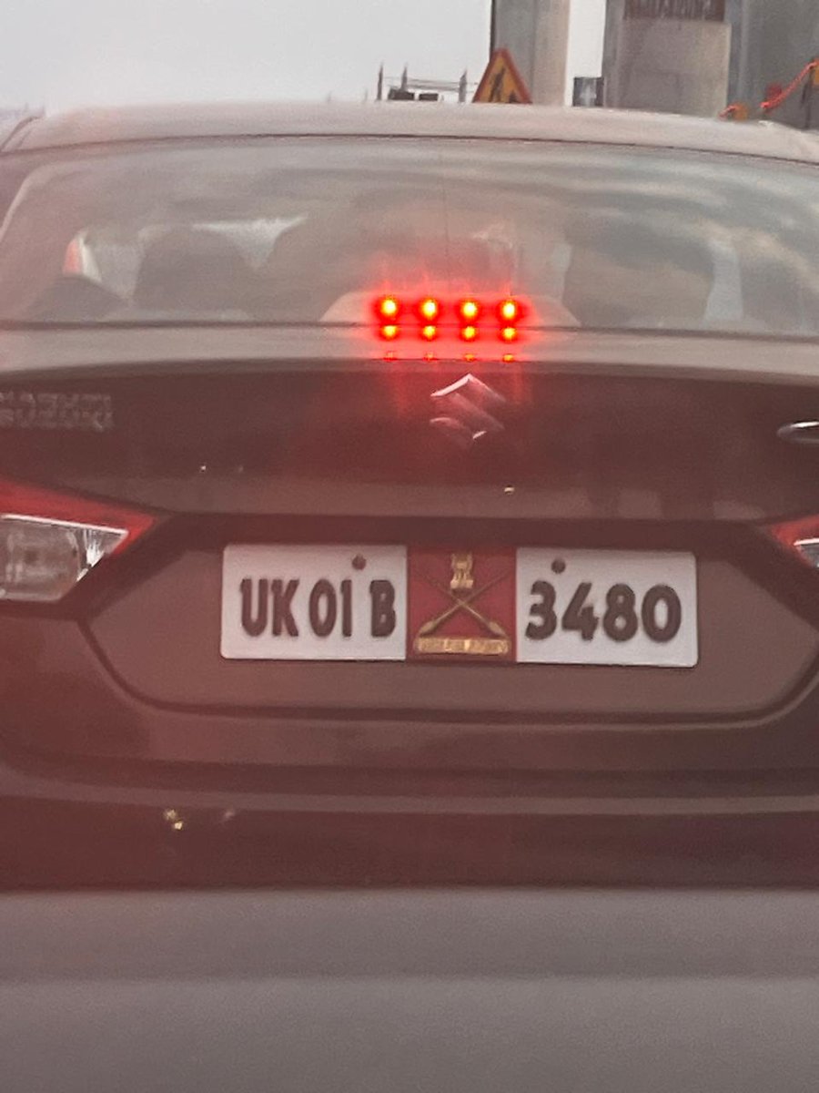 Location : Thoraipakkam, OMR 
4th May, 2024 around 5.45pm 

Army badges can be in number plates? 

@roadraja @ChennaiTraffic @chennaipolice_ @tnpdial100
