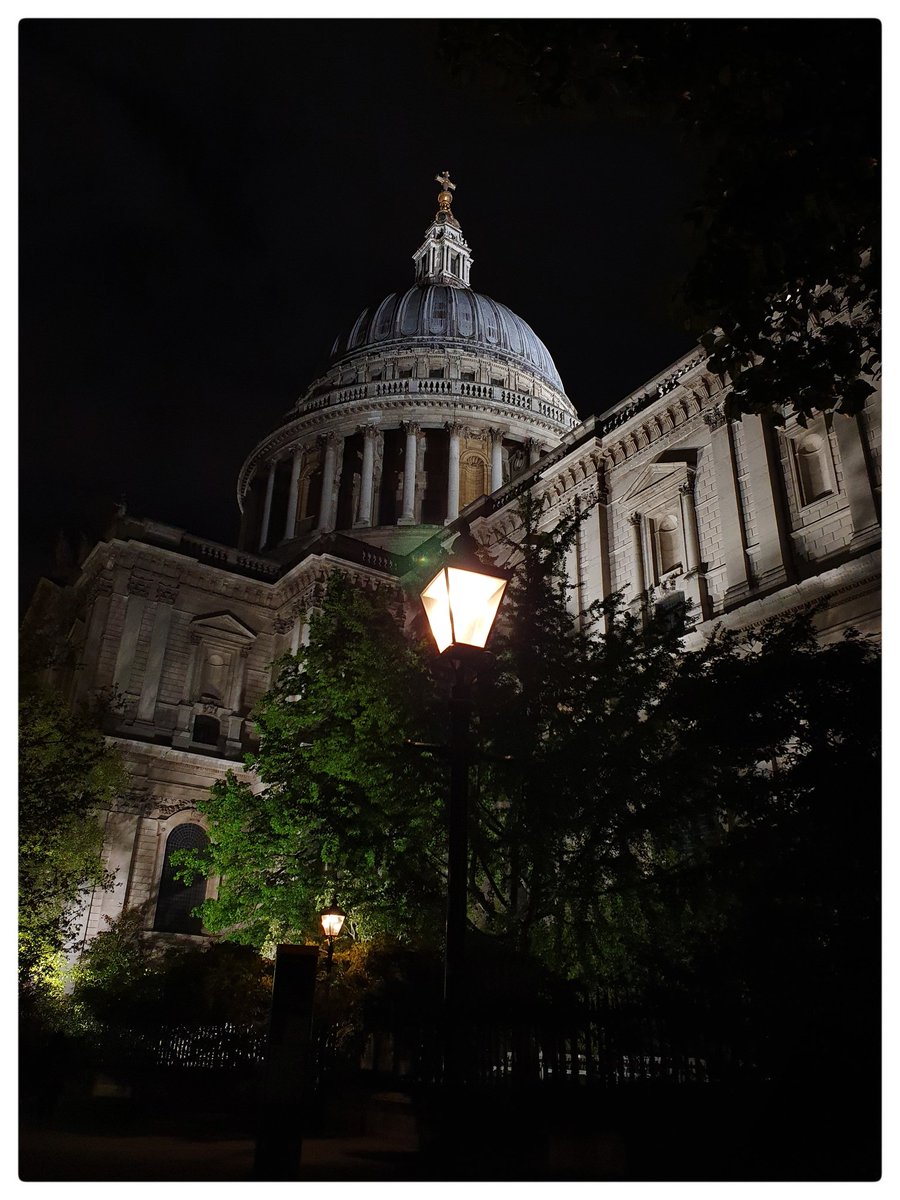 View of St Paul's Cathedral late last night 🌙 

#mobilephotography #streetphotography #streetphotographyworldwide #purestreetphotography #visitlondon #londonphotography #stpaulscathedral #architecturephotography #buildingphotography #thecityoflondon
