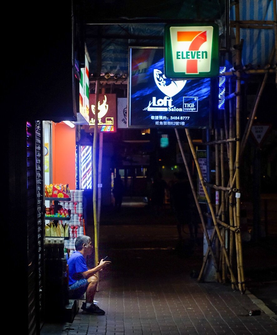 midnight break....🌙 #hkig #nightstore #streetphotography #hongkonglifestyle #nightshot #midnightstore #under_the_sign_hongkong #hkiger #ministore #streetwalker #under_the_sign_hongkong