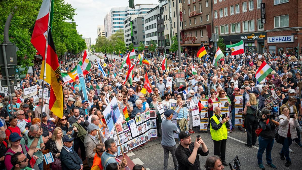 Hunderte demonstrieren in Hamburg gegen Islamismus to.welt.de/QidrpCL
