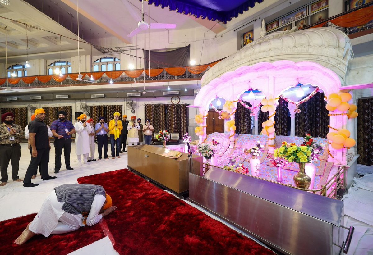 narendramodi's tweet image. Prayed at Gurudwara Sri Kirtangarh Sahib, Gumti, Kanpur. It is always special to come to a Gurudwara. The thoughts and ideals of the respected Sikh Gurus keep illuminating humanity and giving strength to millions.