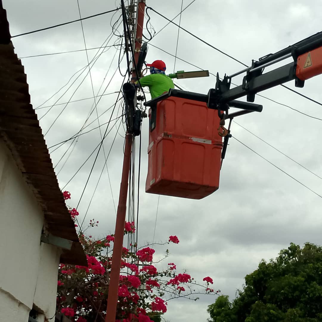 Nuestros equipos bajo una sola sinergia y fortaleciendo el 1x10 del buen gobierno @NicolasMaduro junto a la madrina @delcyrodriguezv y @CorpoelecInfo mantienen los trabajos de instalación de luminarias LED en los sectores de Ciudad Bolívar #SomosEspírituPatriótico