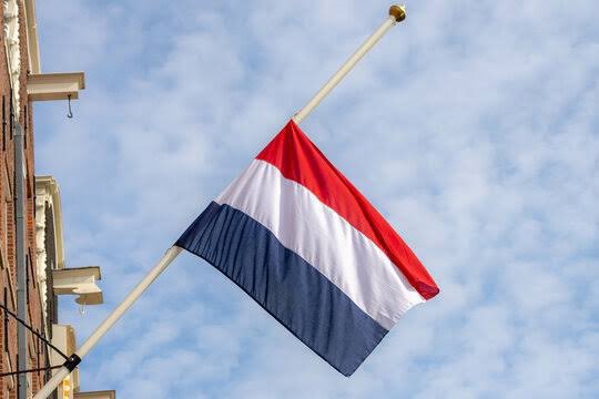 Every 4th May the Netherlands commemorates all 🇳🇱 victims of war. In solidarity with the fallen soldiers and in name of the strong friendship between 🇳🇱 and 🇽🇰, @KSinNL will lower its flag at half mast at 8pm and observe 2 minutes of silence. Photo: @DutchMFA