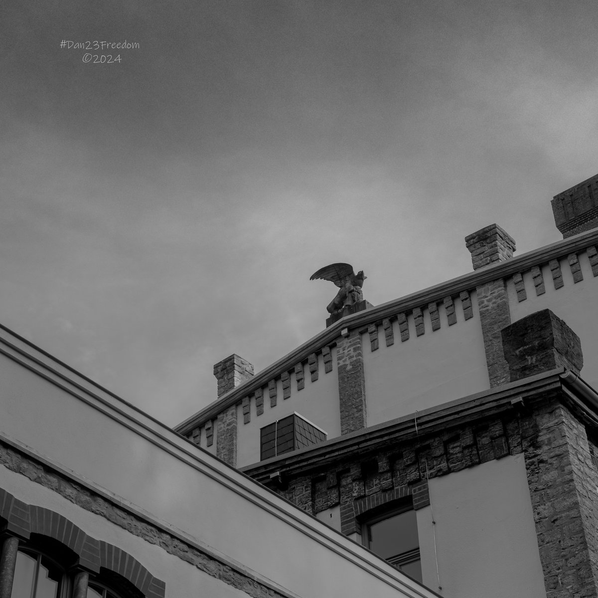 📷 1/500/100 sec at f/10/11, ISO 160/100, 40 mm prime #dan23freedom
#germany #nordrheinwestfalen #urbanphotography #urbanexploration #exlore #walk #monochrome #historicalbuilding #historicarchitecture #education #school