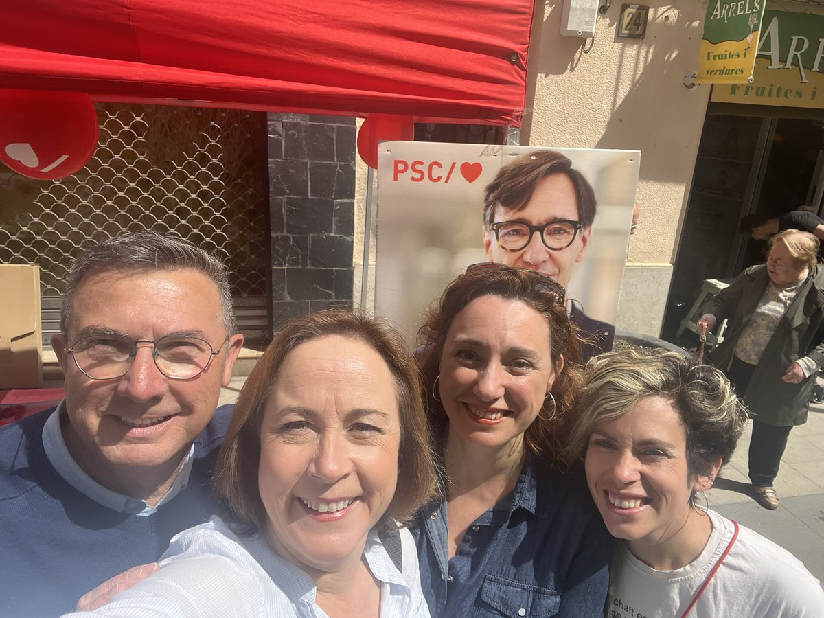 Aquest matí acompanyant en la campanya #12M al mercat de #santsadurnidanoia amb els companys i companyes #socialistes 
Com sempre al carrer escoltant i parlant amb la gent. 
#ForçaPerGovernar #IllaPresident #votasocialista #votaPSC