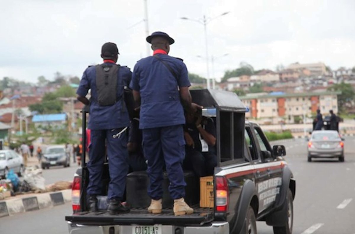 Zamfara NSCDC arrests, parades 3 suspected motorcycle snatchers, others dailypost.ng/2024/05/04/zam…