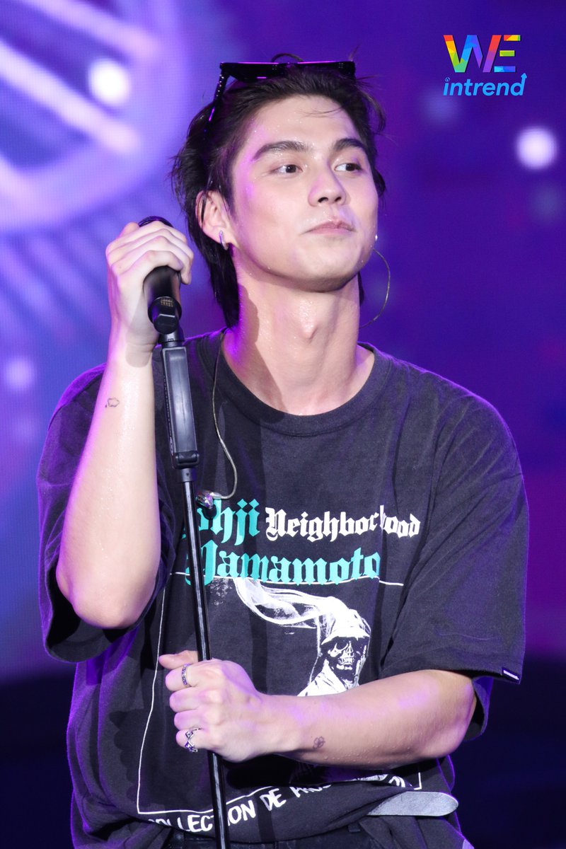 weintrend_tv's tweet image. หนุ่ม “ไบร์ท” ร่วมโชว์ในงาน “Cosmos Bear Music Festival 2024” 

COSMOS MF x BRIGHT 
#COSMOSBEARxBRIGHT
#COSMOSBEARMUSICFESTIVAL
#COSMOSBEAR
#COSMOSBEAR_DAY1 
#bbrightvc