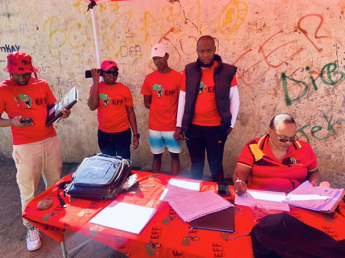 EFF_FreeState's tweet photo. 🚨25 Days To Go🚨

[In Pictures]: The provincial treasurer, Fighter @Seipati_Nanyane on the ground with ground forces in ward7, Letsemeng.

EFF izophatha!!

 #VoteEFF2024
#OurLandAndJobsNow https://t.co/VGGLX7ZC7O