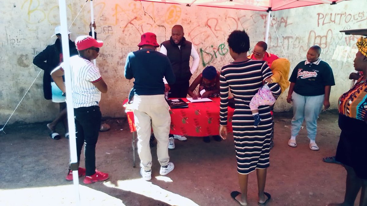 EFF_FreeState's tweet photo. 🚨25 Days To Go🚨

[In Pictures]: The provincial treasurer, Fighter @Seipati_Nanyane on the ground with ground forces in ward7, Letsemeng.

EFF izophatha!!

 #VoteEFF2024
#OurLandAndJobsNow https://t.co/VGGLX7ZC7O