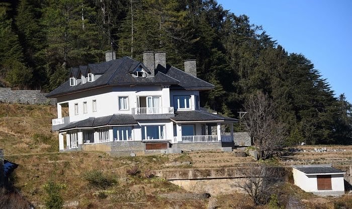 Priyanka Gandhi's palace in Shimla. 🤡 Technically, she can't even own a house in Shimla. But, she knows how to bend rules.