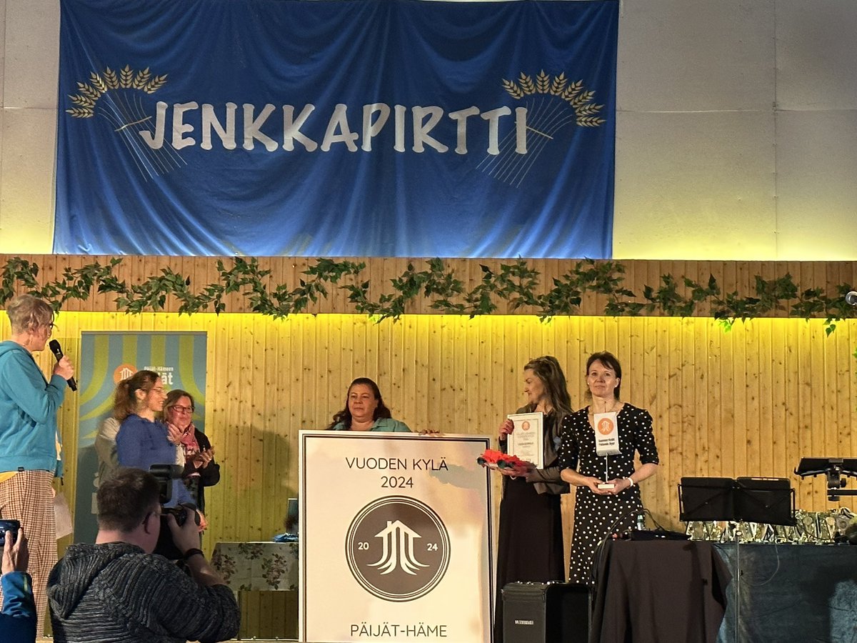 Tänään juhlittiin Päijät-Hämeen vuoden kylää Vesivehmaata Kyläkalaasissa Jenkkapirtillä. Kunniamaininnat saivat Kurhila-Hillilän kylä Asikkalasta ja Sysmän Suopelto. Lämpimät onnittelut kaikille 🌹 Järvi-Hämeessä on Päijät-Hämeen johtavat kylät 😉💪 #Vesivehmaa #VuodenKylä