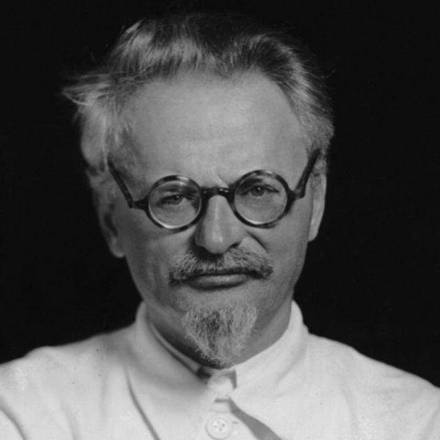 “En el capitalismo el que no trabaja no come; en el socialismo el que no obedece no comerá” León Trotsky