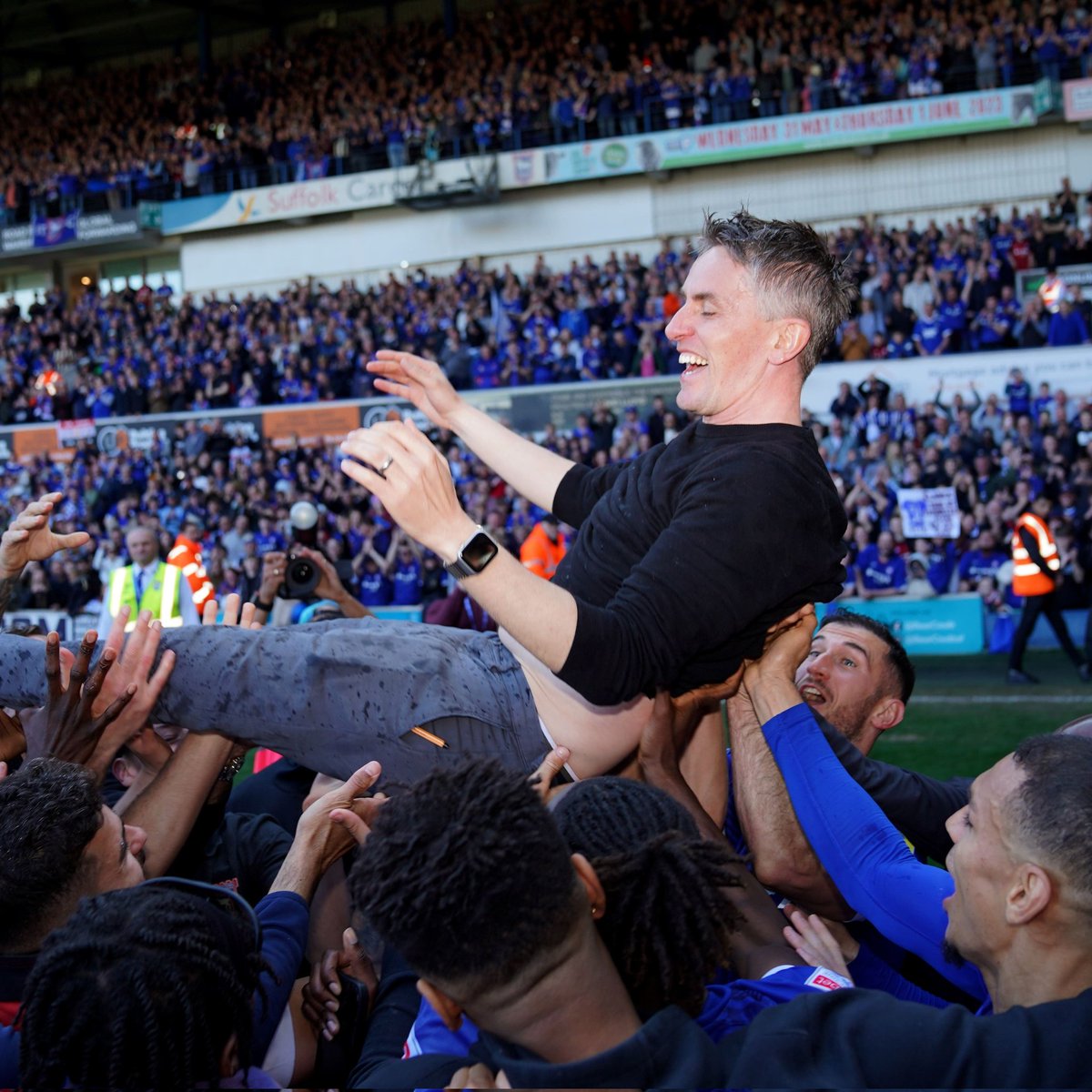 After 22 years, Ipswich Town clinches a spot back in the Premier League! 

Kieran McKenna notches back-to-back automatic promotions. 🔵👏