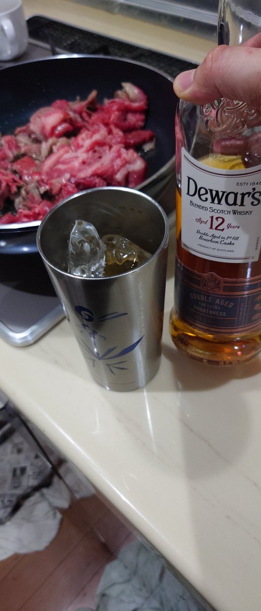 @dewars_jpn 肉焼きながら１２年味わってます🤤
カンパイ♪🥃