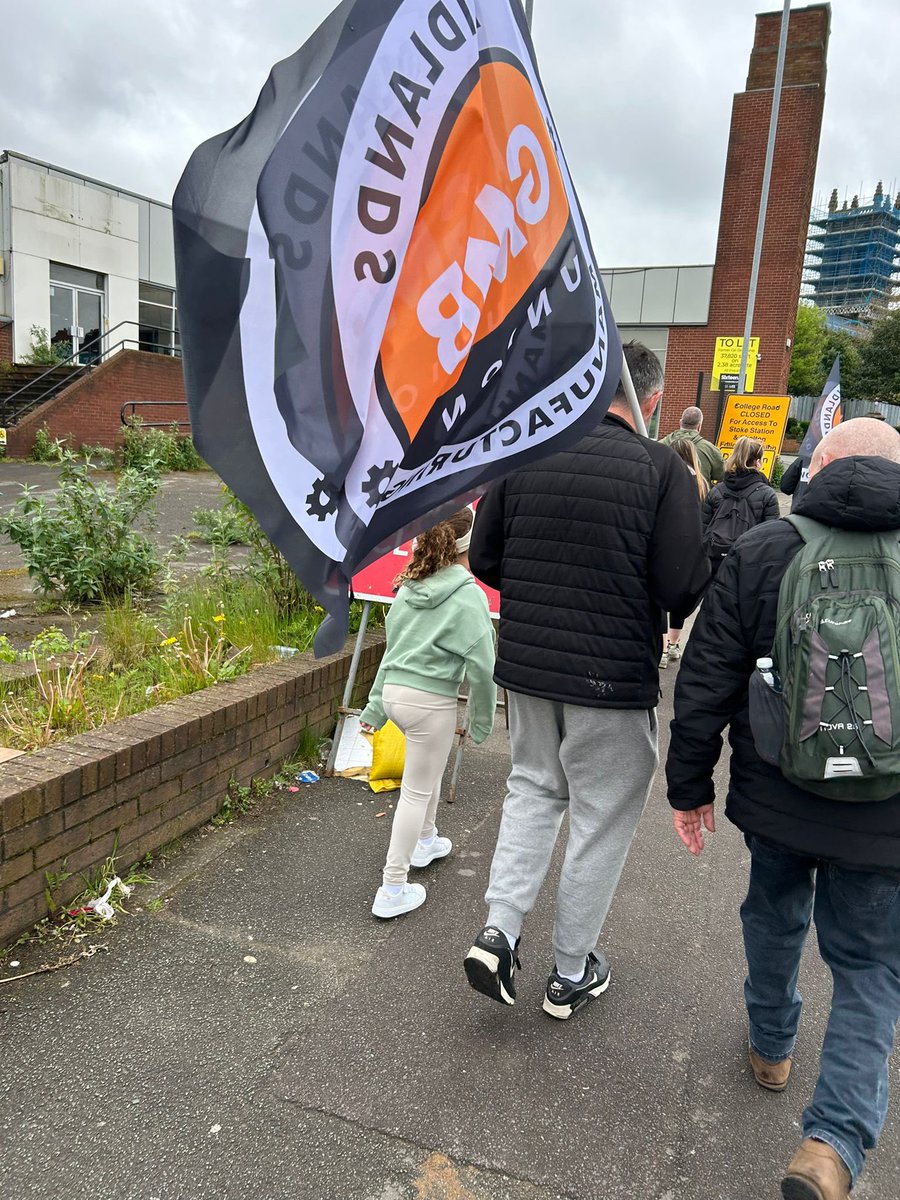 The GMB Midlands Manufacturing hub team have been pounding the pavements this weekend in support of Stoke’s Lou Macari centre 👏 Give them a follow for updates ➡️ @gmb_midlands