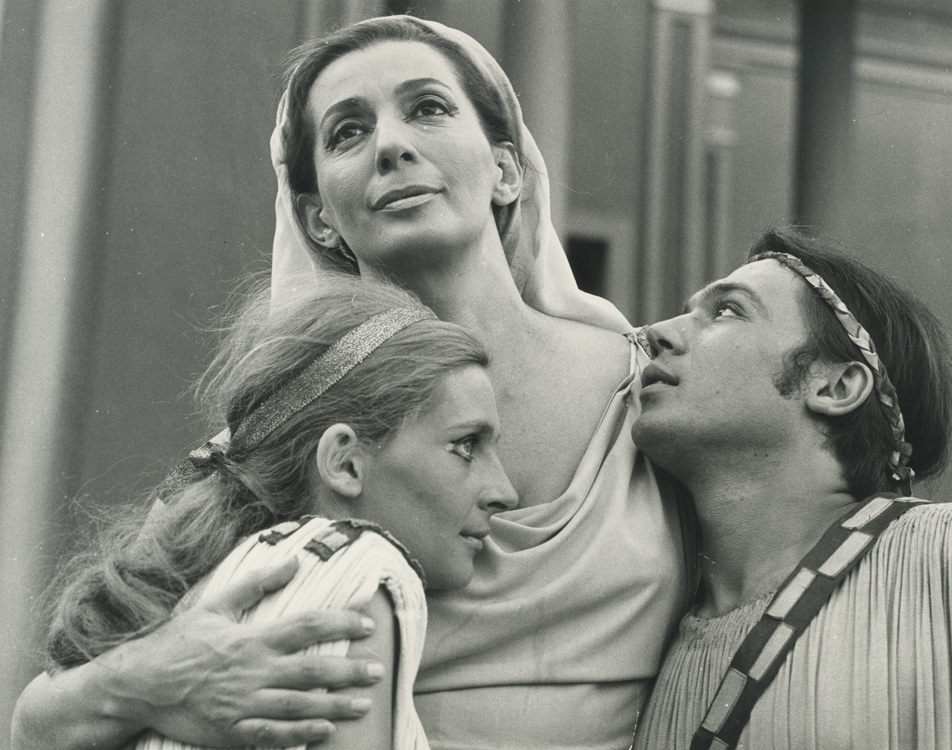 Η Άννα Παναγιωτοπούλου (αδελφή του Εύμηλου) κι ο Σταμάτης Φασουλής (Εύμηλος) στην αγκαλιά της Ελένης Χατζηαργύρη (Άλκηστις). Μοιάζει να είναι η πρώτη τους θεατρική εμφάνιση (σπουδαστές ακόμα) στην Επίδαυρο το 1968 στην 'Άλκηστις' του Ευρυπίδη. Πηγή: αρχείο Εθνικού Θεάτρου.