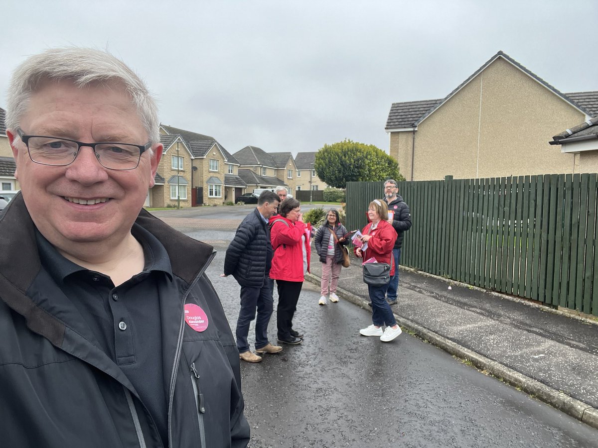 Out and about speaking with voters in #Tranent with @D_G_Alexander and @Iain_C_Gray. People want a change of two governments both here and at Westminster. #VoteLabour @EastLothianCLP