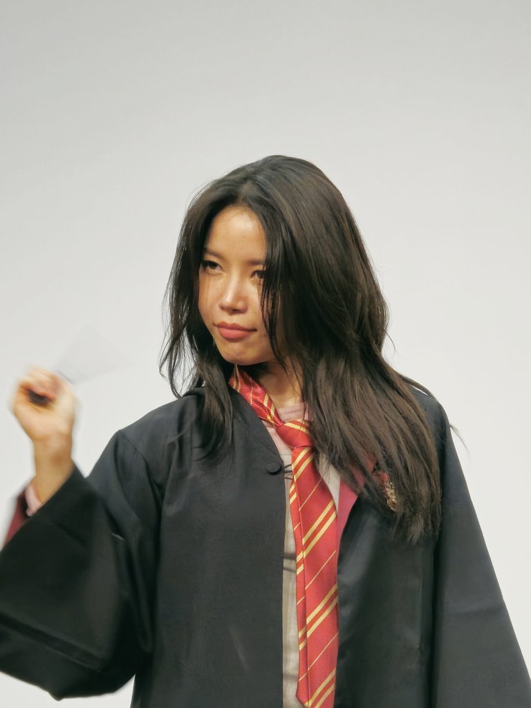 someone needs to bring her a HUFFLEPUFF uniform, girlie is a Hufflepuuuuufff