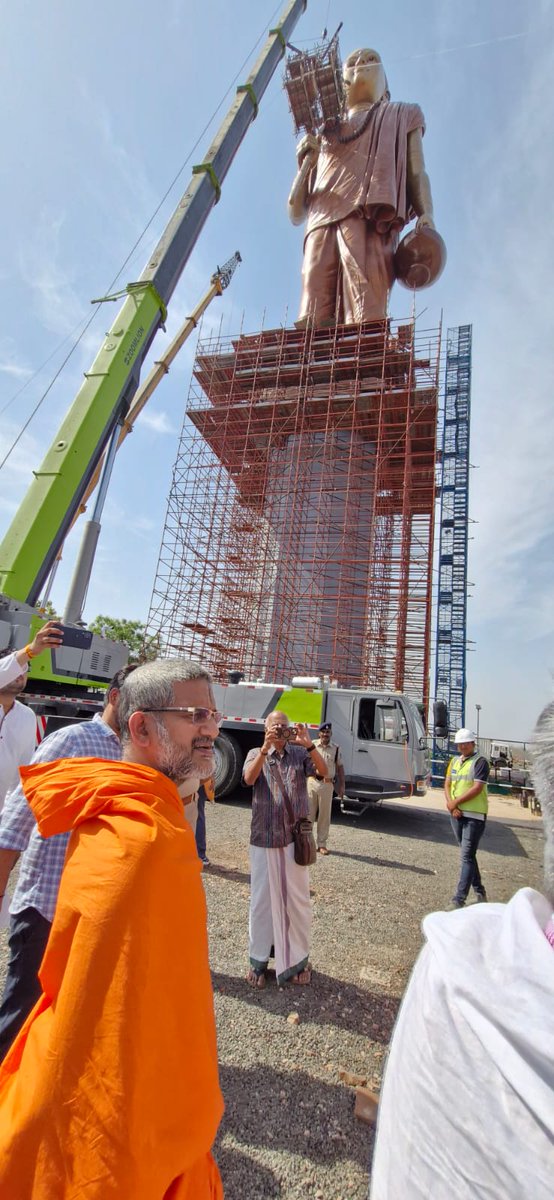 *Pejawara Matha Sri VishwaPrasanna Theertha Swamiji in Omkareshwar*
  *Visit to Adi Shankar's Ekta Statue Place*
 Sri Vishwaprasannatheertha Sripada visited and bathed in the Narmada river on Saturday at the Pushkar Bathing Mela in Omkareshwar, Madhya Pradesh state.