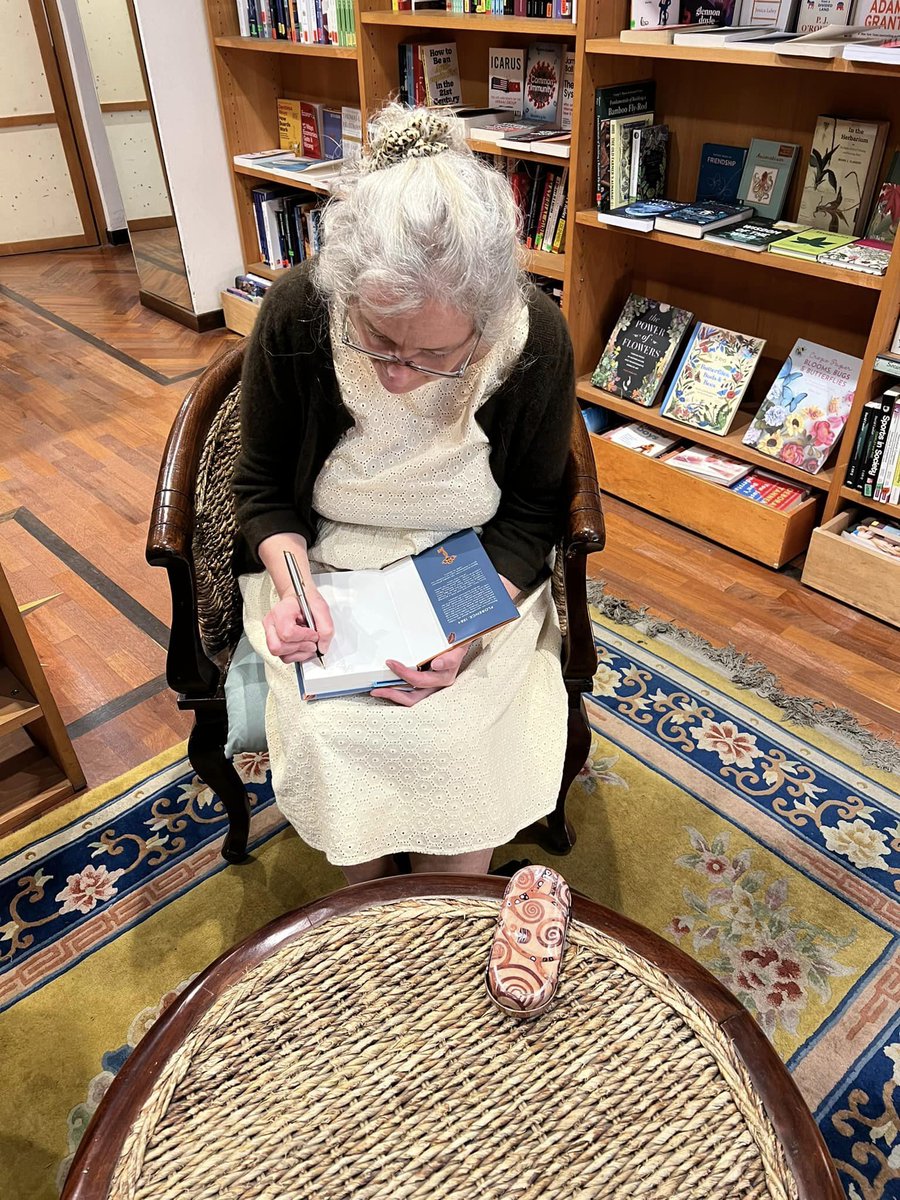 In Florence yesterday with my dear friend @AngelaMSims1 at the Paperback Exchange having a #shelfie moment #historicalfiction @histnovsoc @RNAtweets @WritersUnion_ie #TheMaidenofFlorence #TheRoseofFlorence @FairlightBooks @Romaunce