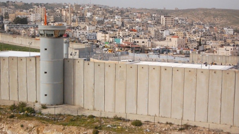 El muro de aparthied de 'Israel' se tragará más tierras palestinas La construcción israelí se extenderá por varios kilómetros, comenzando en las aldeas de Sinjil y Turmus-Aya en el centro de Cisjordania y terminando cerca de la entrada al asentamiento ilegal israelí de Shiloh,…