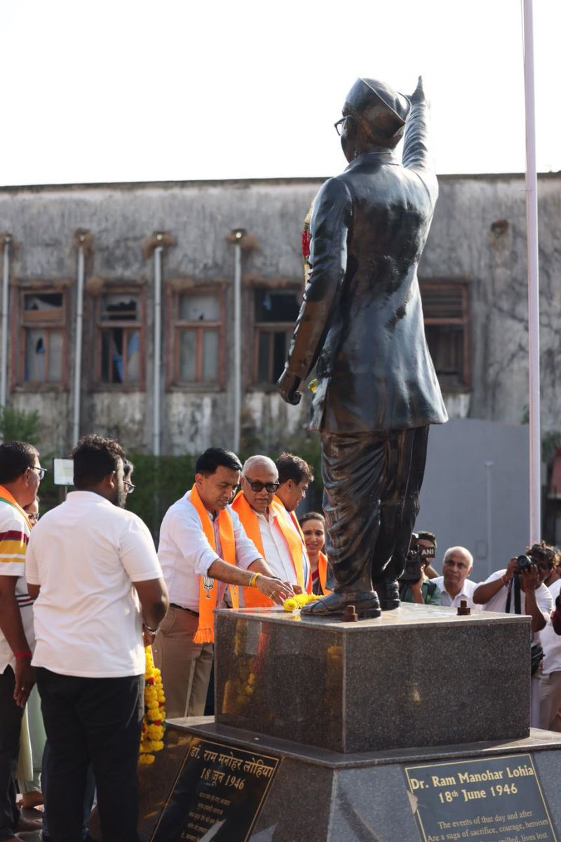 DrPramodPSawant's tweet photo. Paid tributes to Dr. Ram Manohar Lohia at Margao.

Great response for Padayatra, and corner meeting along with BJP South Goa Lok Sabha candidate Smt. Pallavi Dempo, MLA Shri @digambarkamat, ex Dy CM @BabuAjgaonkar and others. 

People's love shall definitely lead to #AbkiBaar400Paar 

#PhirEkBaarModiSarkar.