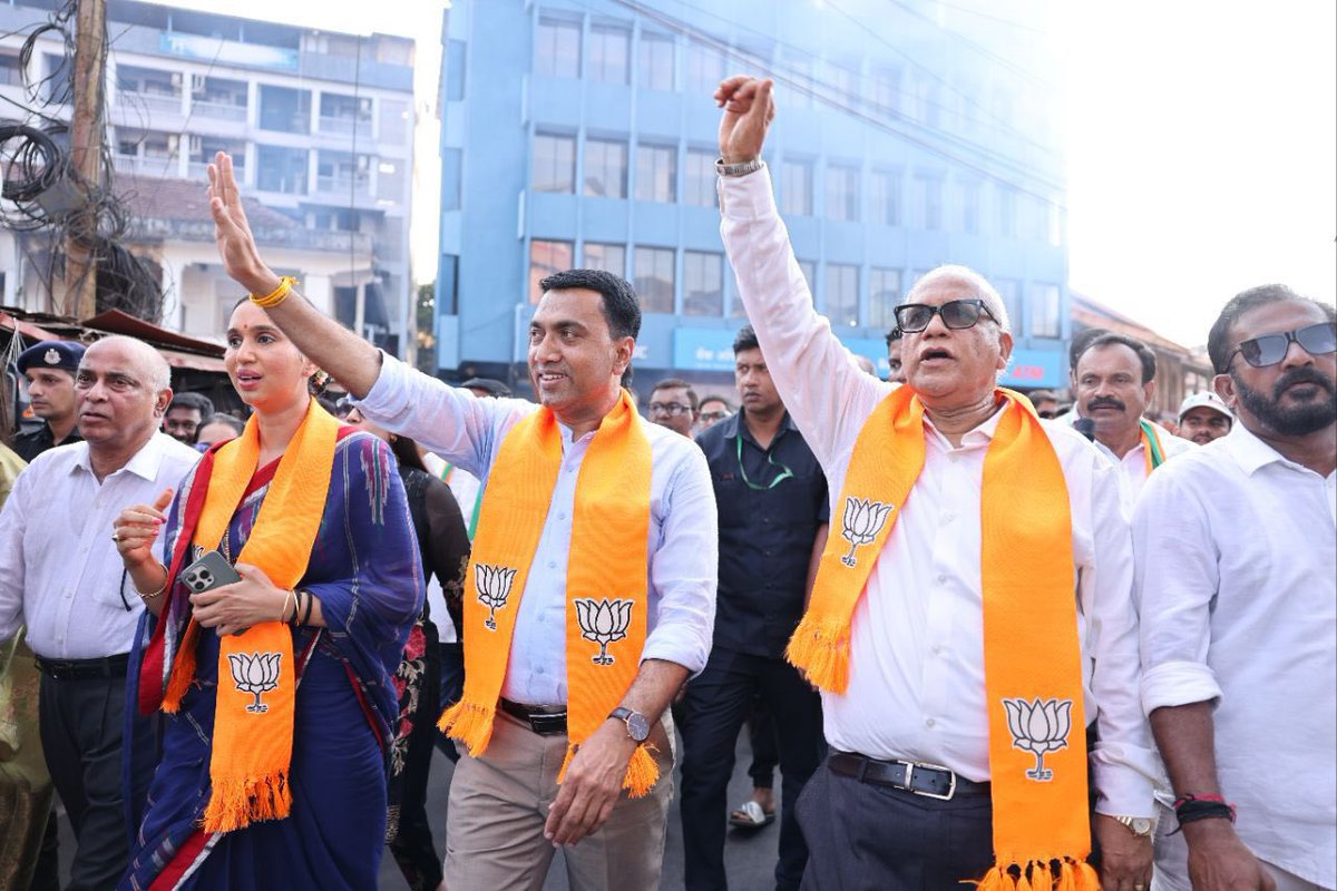 DrPramodPSawant's tweet photo. Paid tributes to Dr. Ram Manohar Lohia at Margao.

Great response for Padayatra, and corner meeting along with BJP South Goa Lok Sabha candidate Smt. Pallavi Dempo, MLA Shri @digambarkamat, ex Dy CM @BabuAjgaonkar and others. 

People's love shall definitely lead to #AbkiBaar400Paar 

#PhirEkBaarModiSarkar.