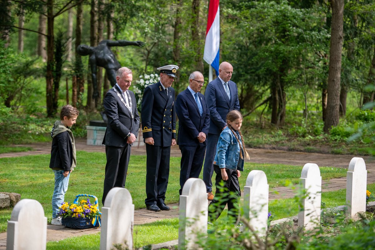 Gemeente Velsen herdenkt vandaag iedereen die zijn of haar leven heeft gegeven voor onze vrijheid. Vanaf 17 uur een bijeenkomst in het gemeentehuis, om19 uur start de stille tocht vanaf Plein 45 in IJmuiden naar begraafplaats Westerveld.Kom erbij en hou de vlam van hoop brandend!
