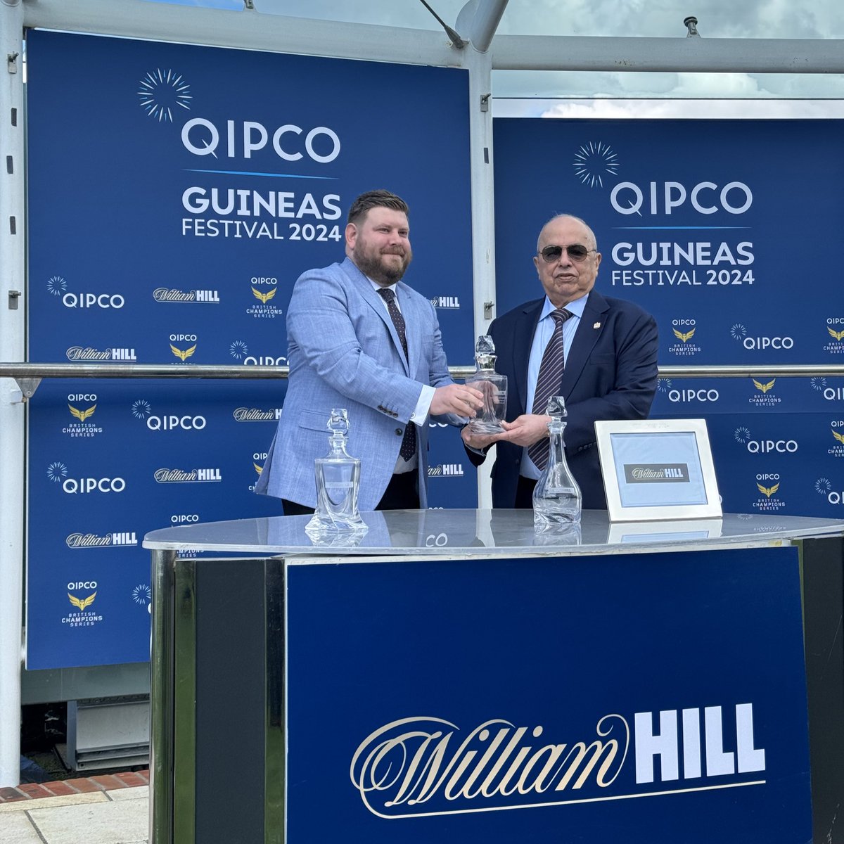 A fourth win at the QIPCO Guineas Festival for Sheikh Mohammed Obaid Al Maktoum. 🇦🇪🇬🇧 The Emirati owner-breeder receives his trophy after LIBERTY LANE wins on 2000 Guineas Stakes day for trainer @karl_burke. 👏