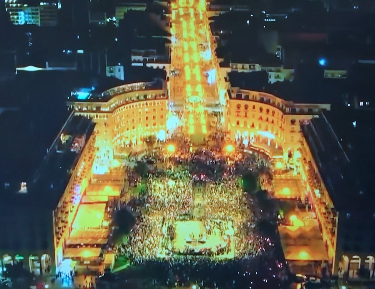 Πολλές χιλιάδες πιστοί κατέκλυσαν την πλατεία Αριστοτέλους χθες στην συνάντηση των επιταφίων στο κέντρο της Θεσσαλονίκης... Ότι και να κάνει η  νέα τάξη πραγμάτων η Ελλάδα παραμένει ΟΡΘΟΔΟΞΗ 🇬🇷
#Ορθοδοξία #Εθνικισμός #Έλληνες #Κασιδιαρης #ΠΑΤΡΙΩΤΕΣ #πασχα2024