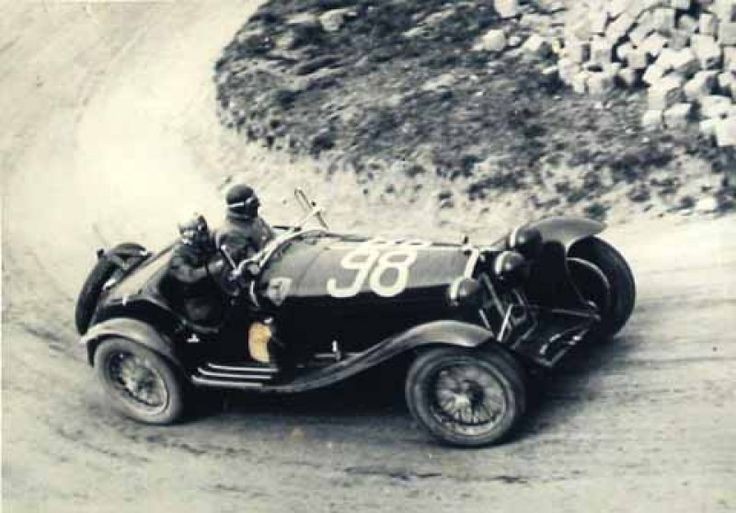 Mille Miglia 1933 Tazio Nuvolari and co-driver Decimo Compagnoni racing to victory. Scuderia Ferrari Alfa Romeo 8C 2300 MM Spider Zagato. #RetroGP #RetroF1 #Italy