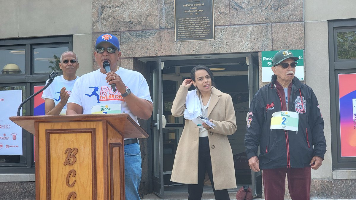 Welcoming Interim President Dr. Milton Santiago to Run The Bronx!

His leadership inspires us all.

@CUNY @RUNTHEBRONX

#RTB24 #RunTheBronx #CUNY