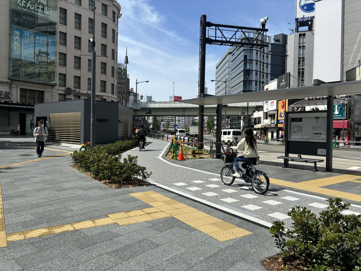 Pedestrianised public spaces and bike lanes, particularly those connected to transit like buses and rails, boost consumer spending and grow customer counts.

📍 Namba district, Osaka, Japan

#activetransport
#publictransport