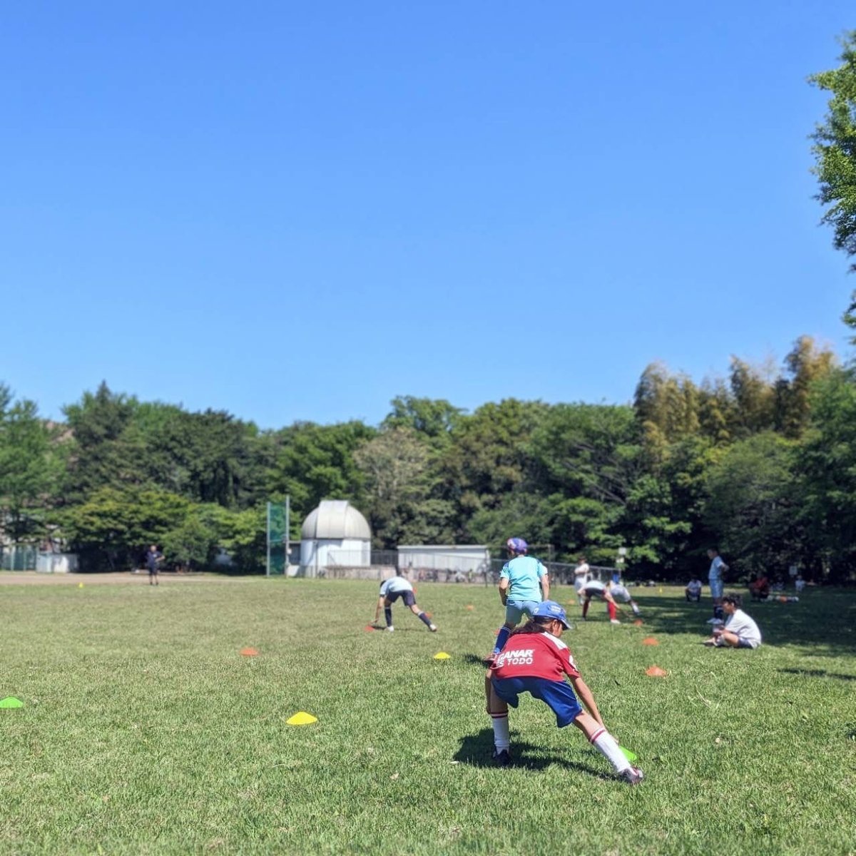 mitaka5sc's tweet photo. 6年生&5年生
国立天文台の敷地内にあるグラウンドでトレーニング!
静かで、いつも以上にサッカーに集中できる良い環境。
天然芝も良い感じ。
皆、声もしっかり出せるようになってきました!
#三鷹 #井の頭 #少年サッカー #三鷹五小 #三鷹五小サッカークラブ #9B #5SC https://t.co/p4ogd608ux