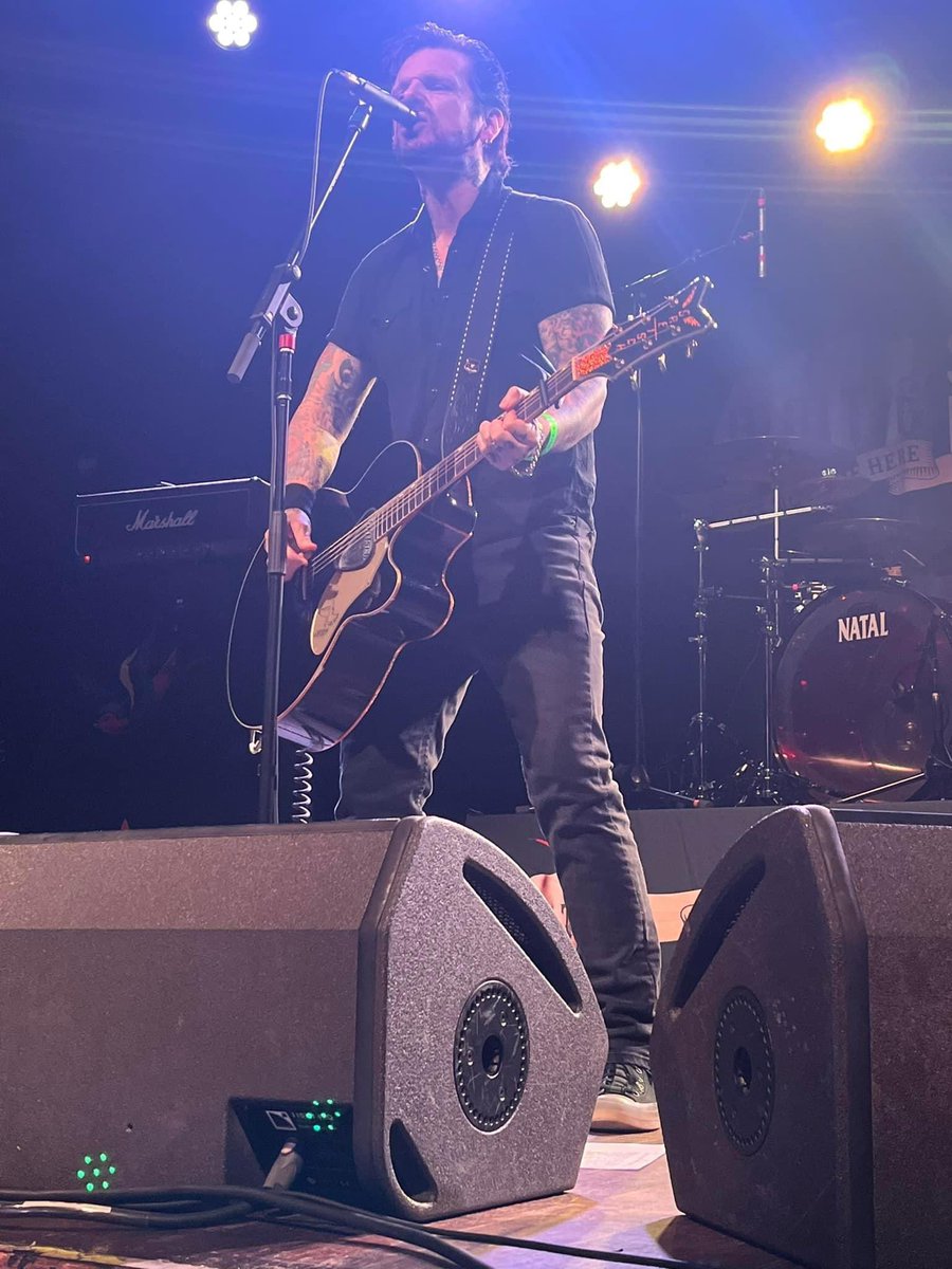 Show free day in NYC..football, gym, haircut, pasta although not necessarily in that order !! Pic by Mike Robinson from last nights show at Webster Hall !