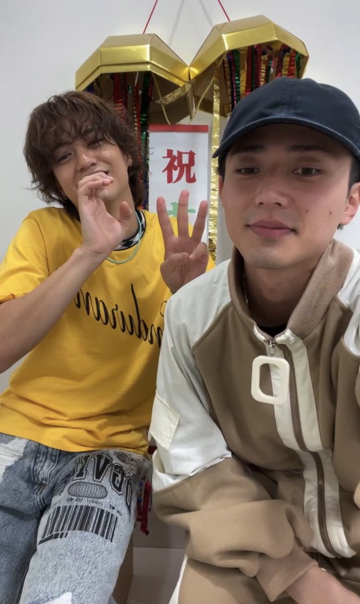サブスク解禁おめでとう㊗️
今日も安定にビジュが良かった🫶🏻
GWを手で表してる海ちゃん可愛かった☺️
 #KPとShakeHandsなインスタライブ