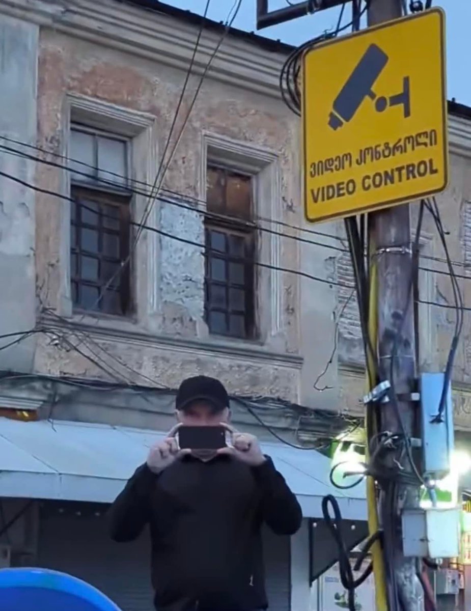 Georgian secret service - called “SUSI” is taking pictures and videos of protesters in Kutaisi.The “video control” sign adds comedy to this rather disturbing situation of security agencies wasting their resources on pro-democracy groups instead of Russian agents. #GeorgiaProtests