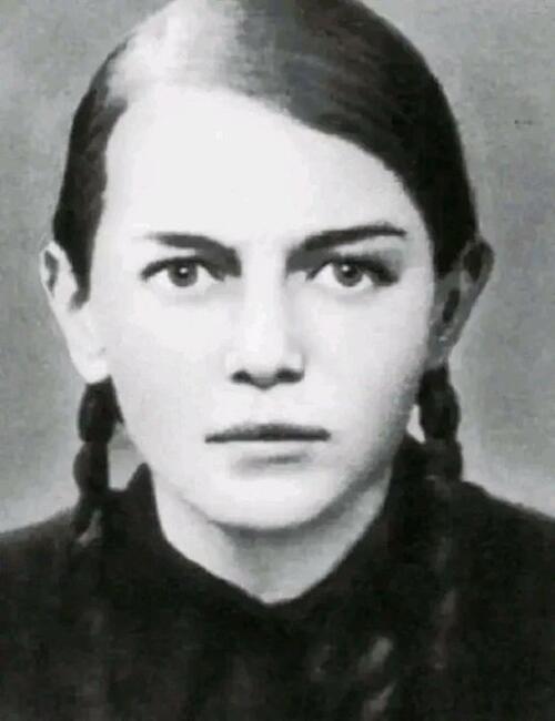 Zinaida Portnova, 16 ans, a tué plus de 100 nazis en empoisonnant leur nourriture. Capturée par la Gestapo elle a désarmé son bourreau et lui a tiré une balle dans la tête, dans sa fuite, elle tua deux autres nazis avant d'être exécutée limportant.fr/infos-culture/…