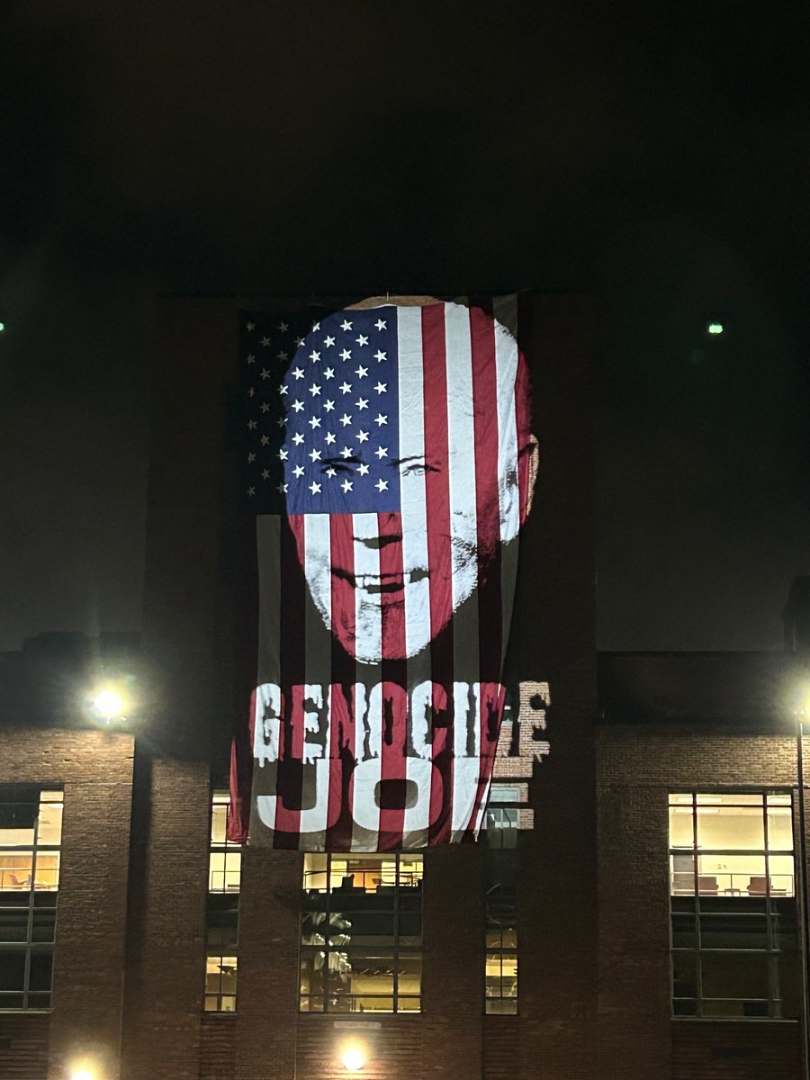 Colgaron una bandera gigante de los Estados Unidos frente al campamento estudiantil en la universidad de George Washington, como si protestar fuera ajeno a la historia o a la supuesta idiosincrasia del país. Los manifestantes usaron la enseña para esta maravilla 👇