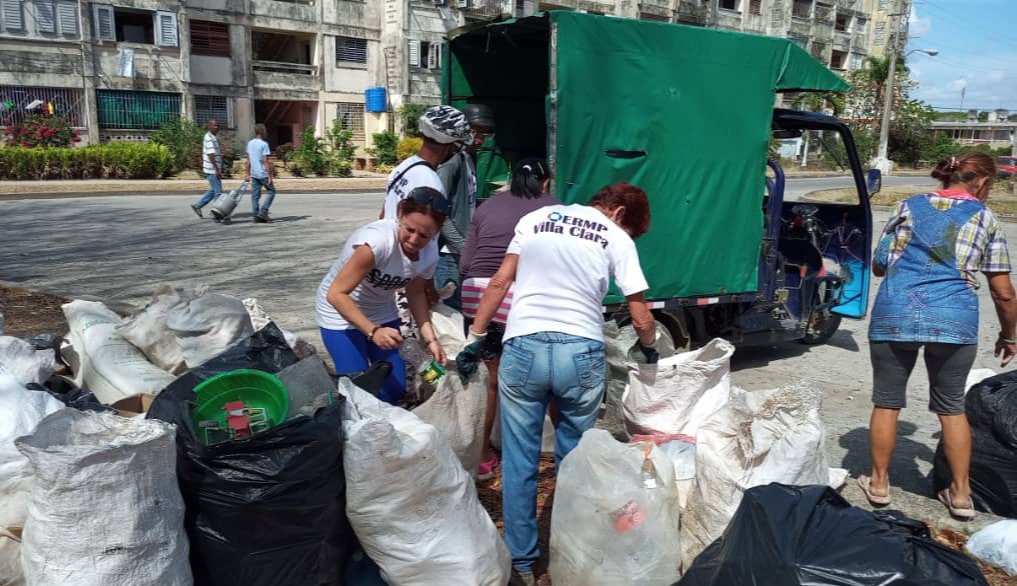 Desde muy temprano, en muchos barrios de toda #Cuba la alianza #GER - #CDRCuba se pone en acción, recuperando valores. iCuba recicla!#SomosDelBarrio #MiBarrioRecicla