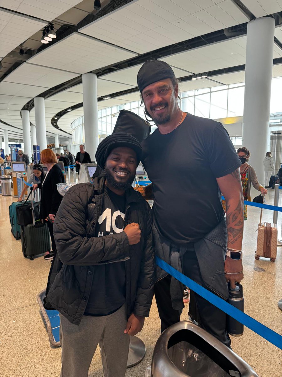 🎶✈️ Random run-ins with greatness! Aston Barrett Jr. of The Wailers bumped into the incredible Michael Franti at the airport. It’s always a good day when music paths cross unexpectedly! 🌍🎸 #MusicJourneys #AirportEncounters #TheWailers #michaelfranti
